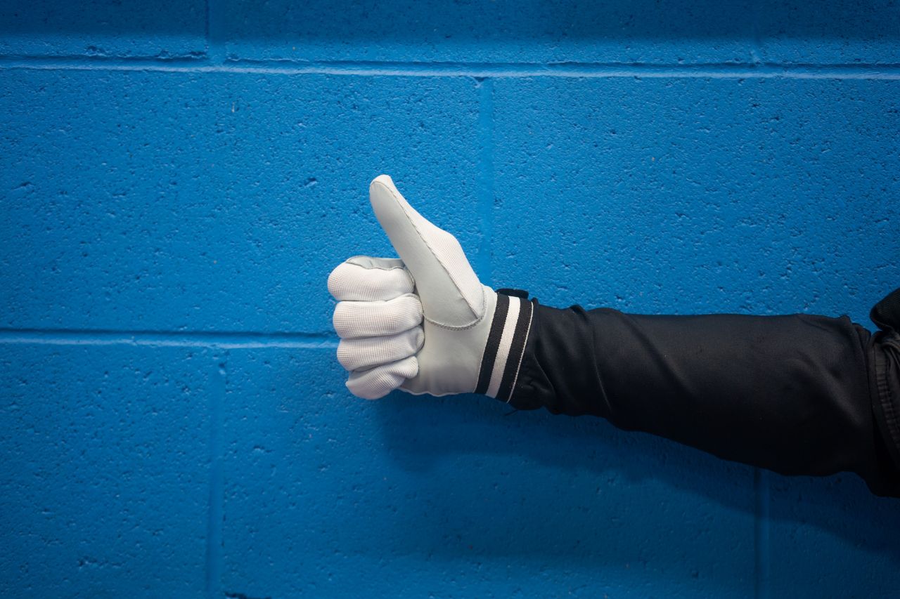 looking good hand signal
